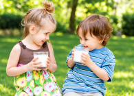 Bé 2 tuổi nên uống sữa gì? Cách chọn giữa sữa tươi và sữa công thức