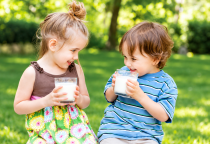 Bé 2 tuổi nên uống sữa gì? Cách chọn giữa sữa tươi và sữa công thức