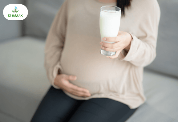 Bà bầu uống sữa tươi thay sữa bầu được không