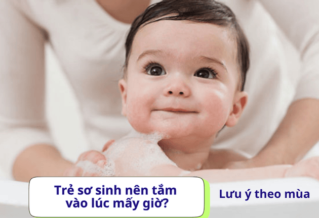 Trẻ sơ sinh nên tắm vào lúc mấy giờ