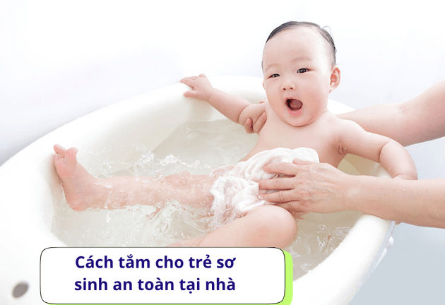 Trẻ sơ sinh nên tắm vào lúc mấy giờ