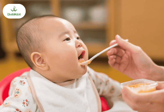bé hợp tác ăn dặm 