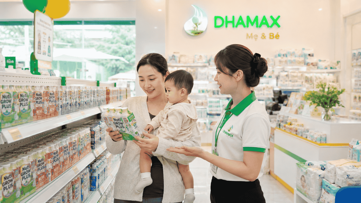 Phụ huynh chọn sữa Nuti pha sẵn tại cửa hàng DHAMAX Bình Dương