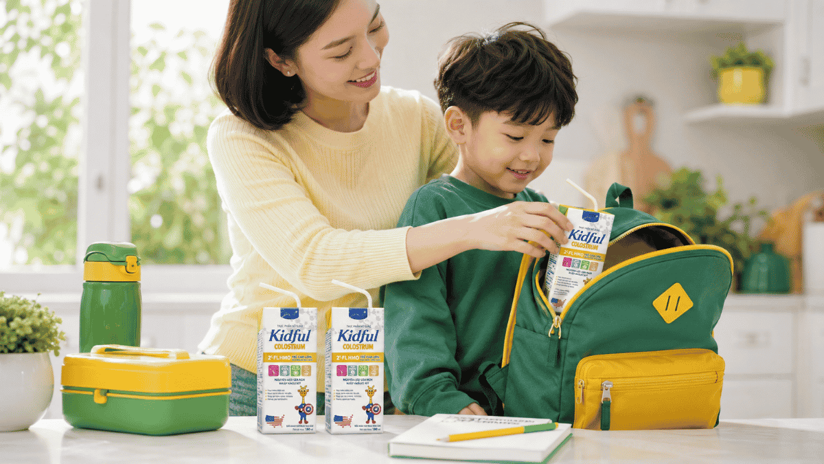 Phụ huynh chuẩn bị sữa pha sẵn Kidful cho bé đi học tại Bình Dương