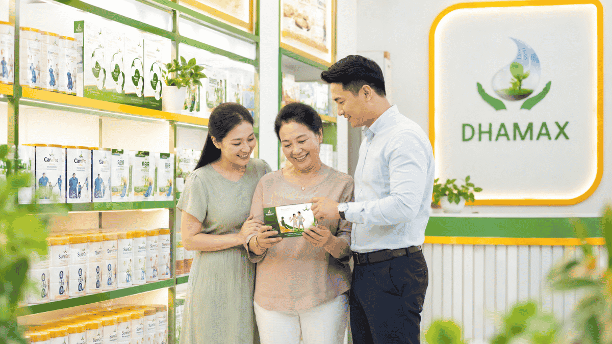 Sữa Ensure pha sẵn cho người lớn được trưng bày tại cửa hàng DHAMAX TP.HCM