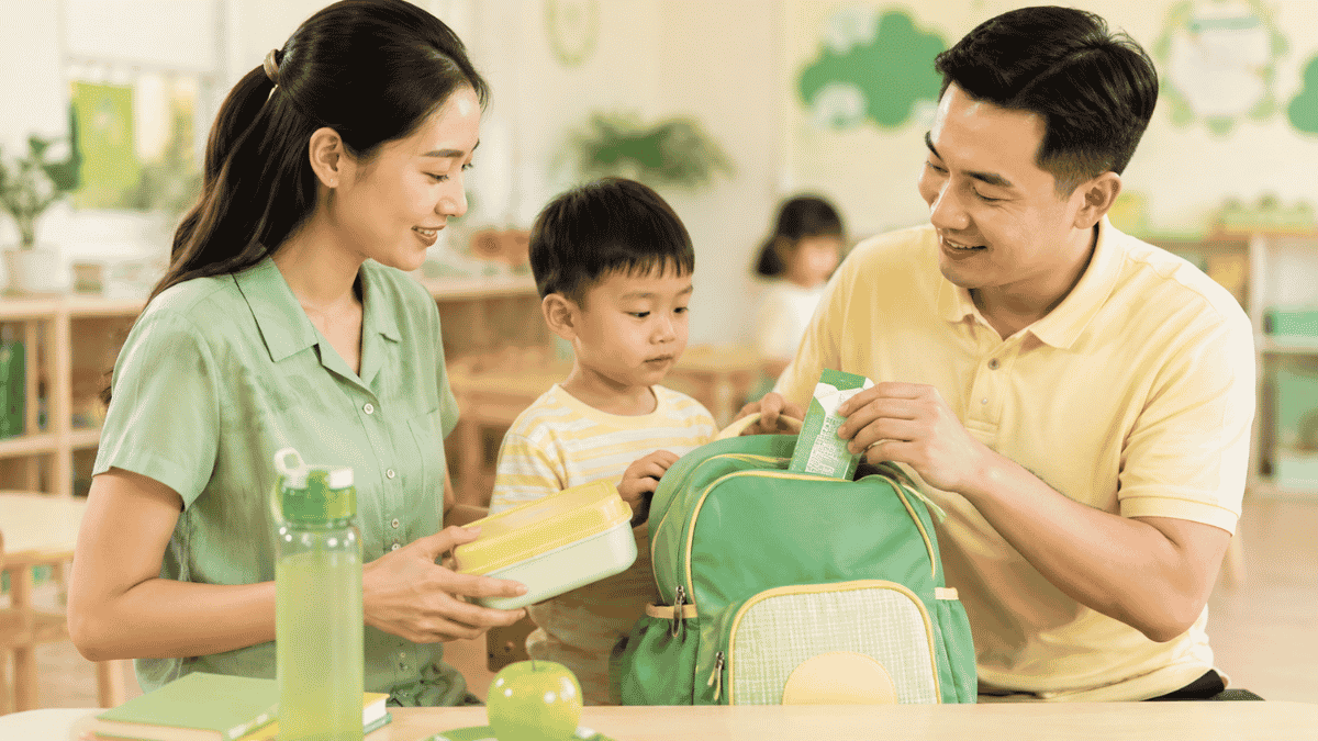 Phụ huynh chuẩn bị sữa hộp cho bé đi học