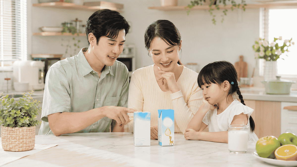 Ba mẹ tại Bình Dương so sánh sữa tươi và sữa bột pha sẵn cho bé