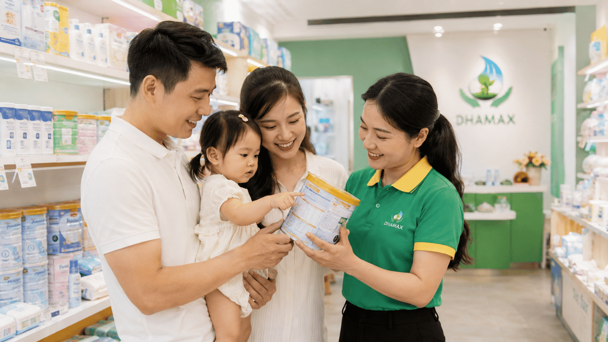 Ba mẹ tại TP.HCM kiểm tra nhãn sữa khi bé chậm tăng cân