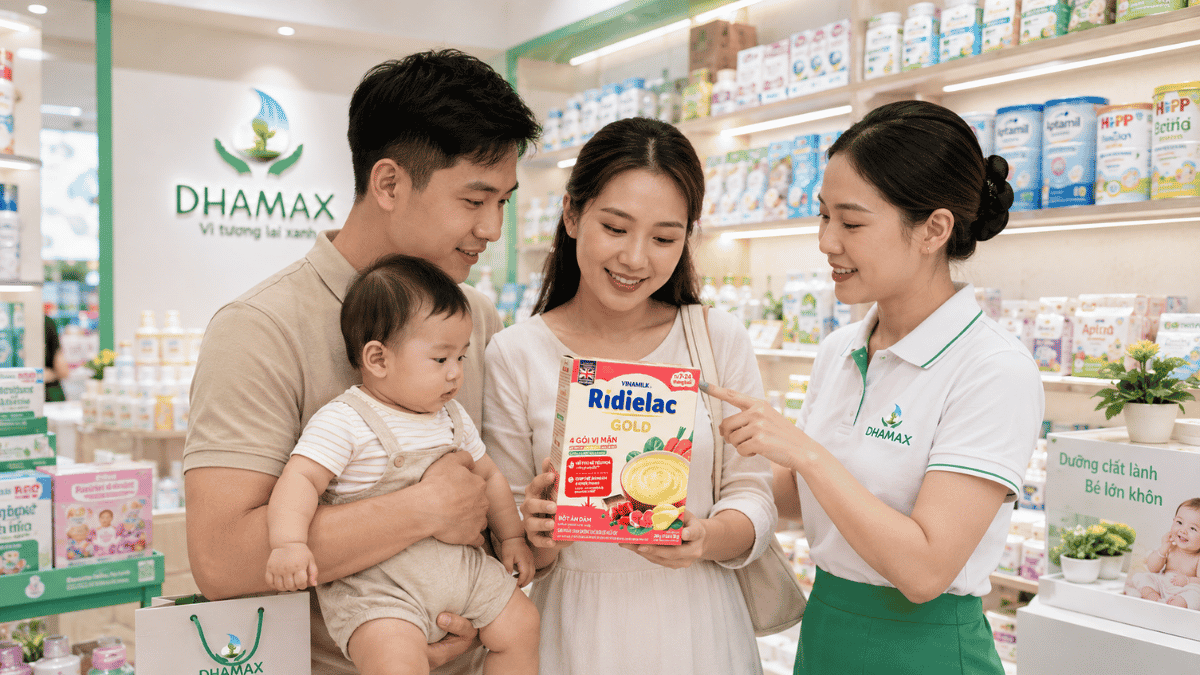 Phụ huynh chọn bột ăn dặm cho bé tại cửa hàng DHAMAX Bình Dương