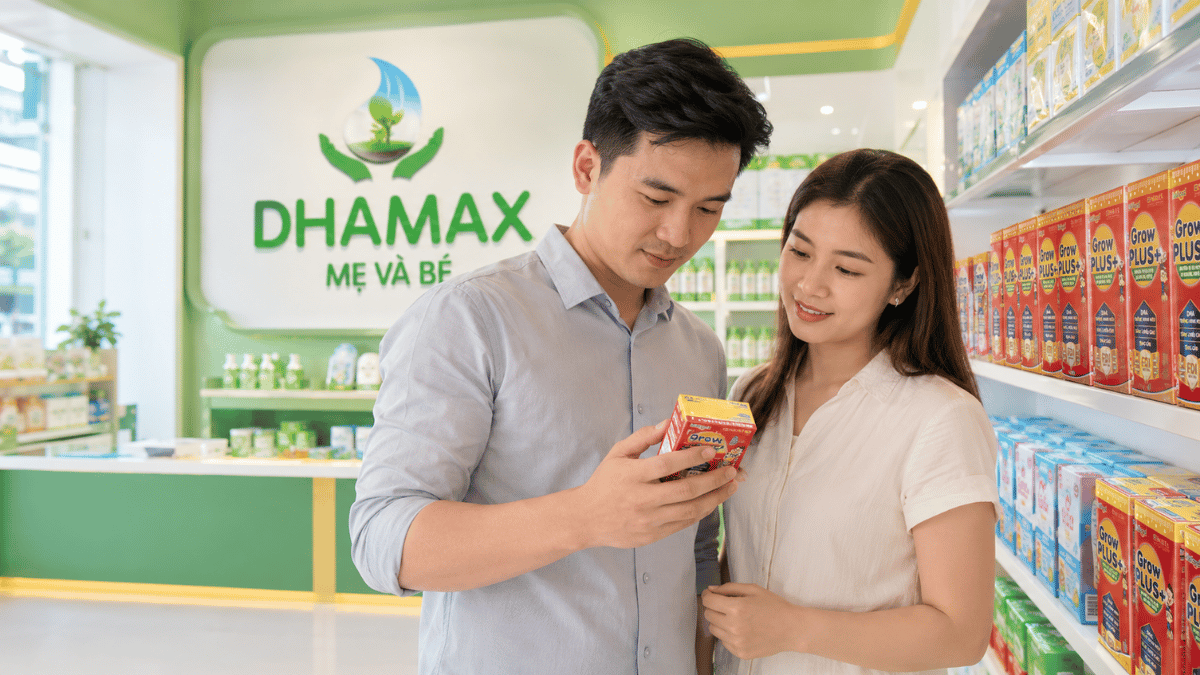 Phụ huynh kiểm tra hạn dùng và tình trạng hộp sữa cho bé tại cửa hàng DHAMAX