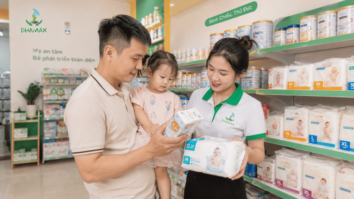 Phụ huynh mua sữa bỉm tại cửa hàng DHAMAX khu vực Thủ Đức