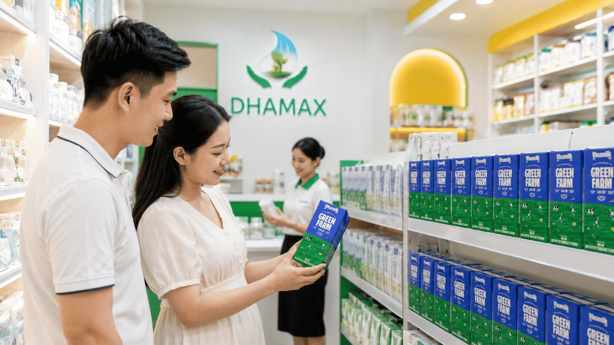 Phụ huynh mua sữa tươi Vinamilk tại cửa hàng DHAMAX Bình Dương