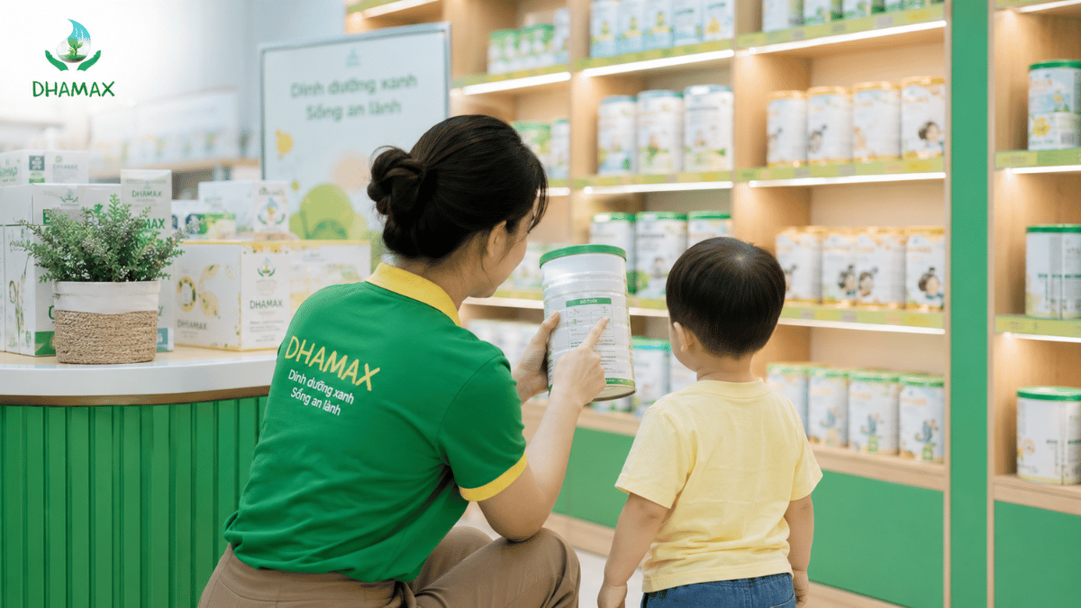 Nhân viên DHAMAX tư vấn sữa cho bé 2 tuổi