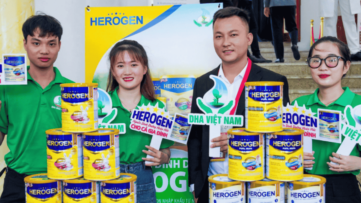 Khách hàng được hỗ trợ lựa chọn sữa bột và sữa pha sẵn tại cửa hàng DHAMAX